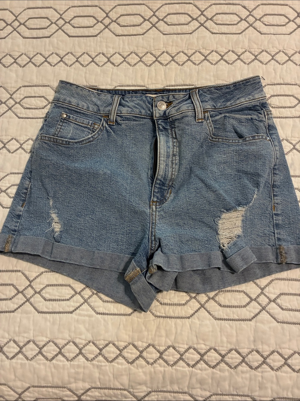 NWOT!Guess Light Wash Distressed Rolled-Hem Jean Shorts